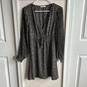 Women’s like new beautiful mini dress with pleated sleeves